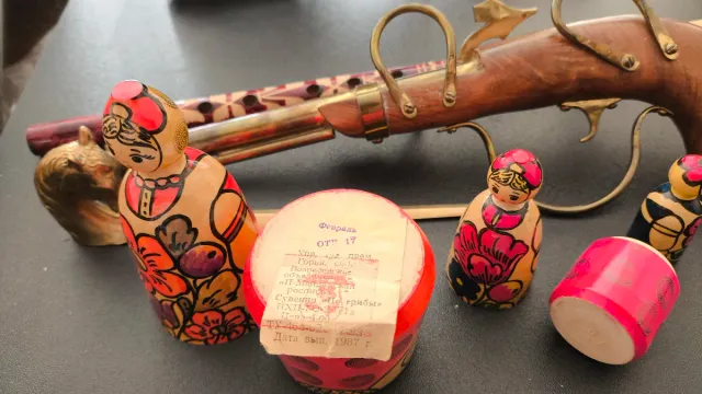 Lote decorativo vintage: pistola, matrioska...