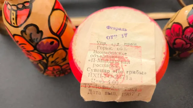 Lote decorativo vintage: pistola, matrioska...