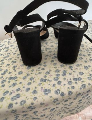 Sandalias tacón Stradivarius negras