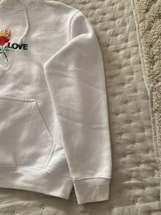 Sudadera blanca con estampado Fake Love