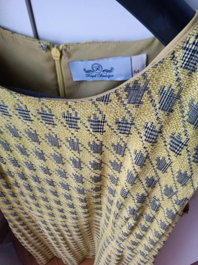 Vestido amarillo y gris