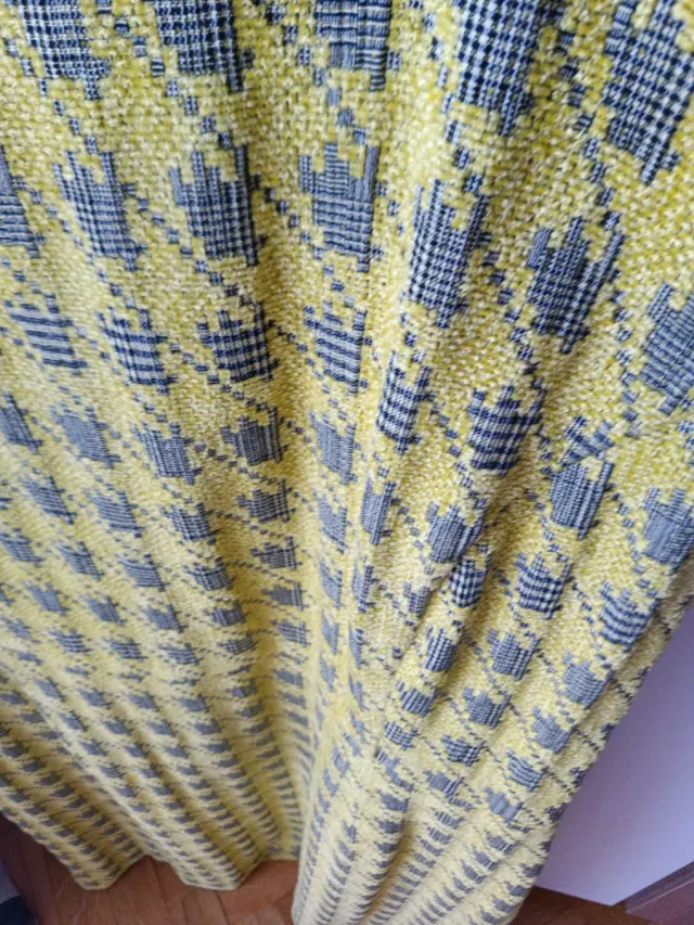 Vestido amarillo y gris