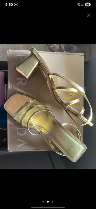 Sandalias doradas tacón talla 40. Marca Pull&Bear.