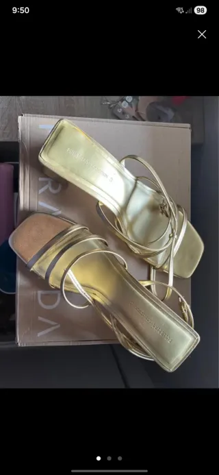 Sandalias doradas tacón talla 40. Marca Pull&Bear.