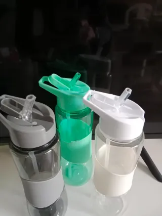 Botella de agua deportiva con pajita