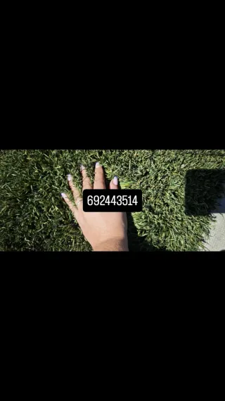 Césped artificial suave y verde