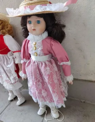 Lotto 2 bambole vintage in ceramica o porcellana