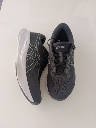 Zapatillas Asics Negras y Grises