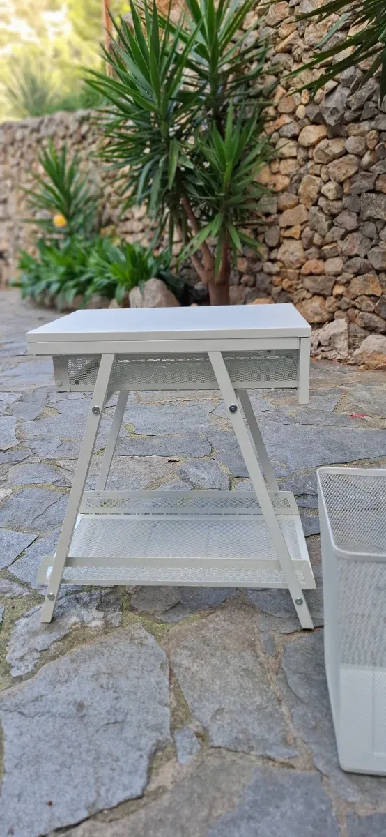 Mesa auxiliar con cajón y estante