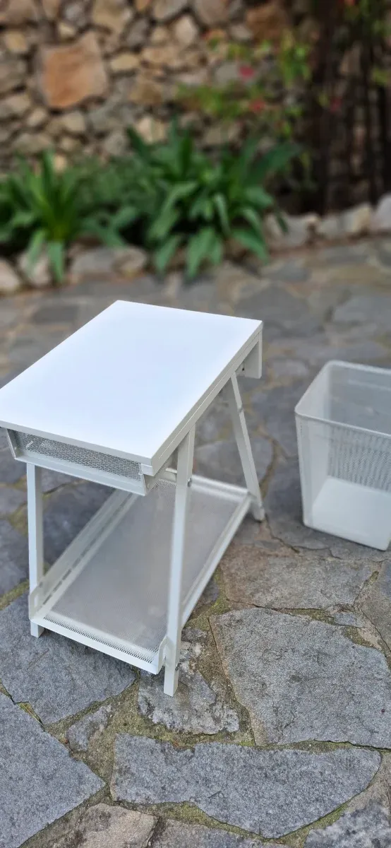 Mesa auxiliar con cajón y estante