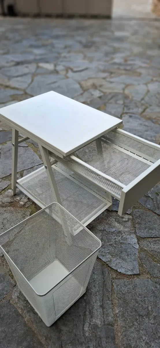 Mesa auxiliar con cajón y estante