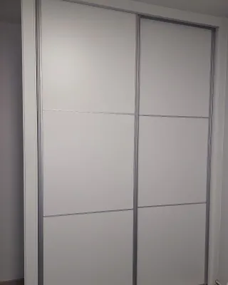 2 Armarios empotrados blancos y gris.