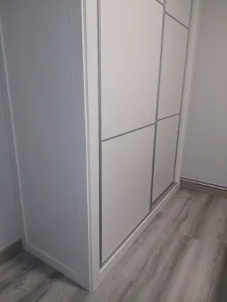 2 Armarios empotrados blancos y gris.