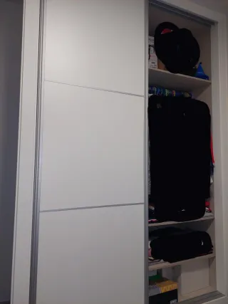 2 Armarios empotrados blancos y gris.