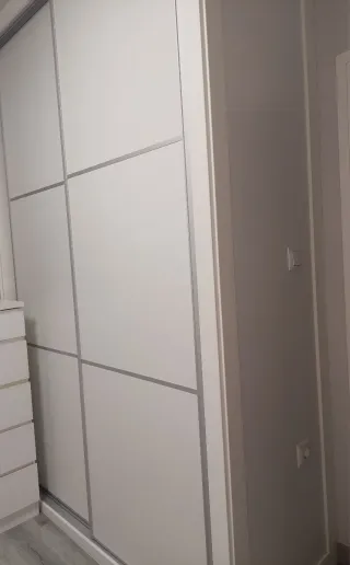 2 Armarios empotrados blancos y gris.