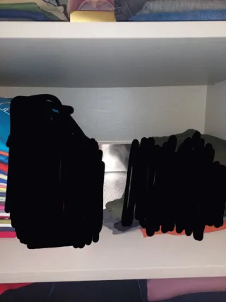 2 Armarios empotrados blancos y gris.