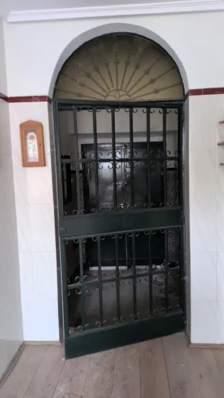 Puerta de hierro antigua de paso