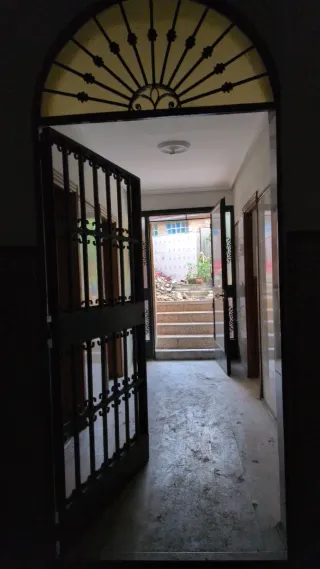 Puerta de hierro antigua de paso