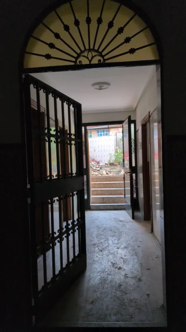 Puerta de hierro antigua de paso