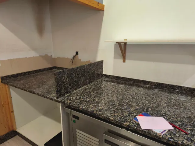 Encimera de granito oscuro con motes marrones