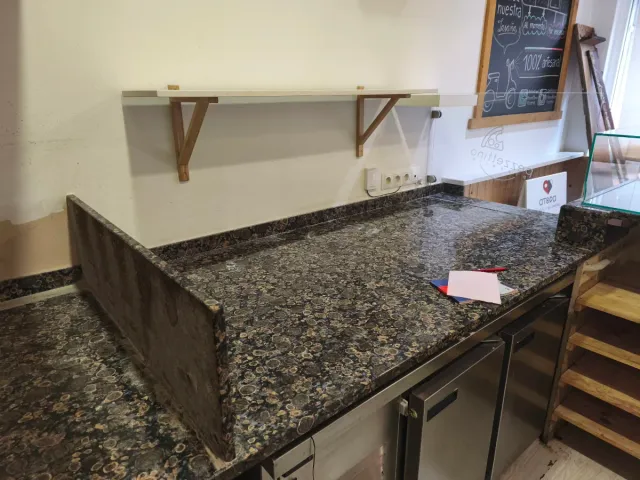 Encimera de granito oscuro con motes marrones