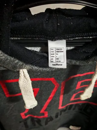 Sudadera con capucha y número 76