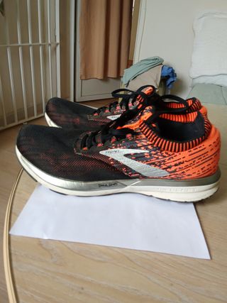 Zapatillas Brooks Ricochet running negras y naranj