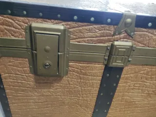 Baúl metálico vintage dorado y marrón