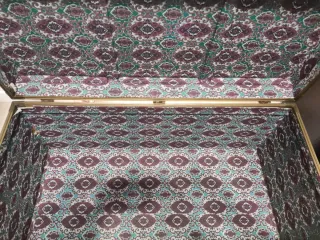 Baúl metálico vintage dorado y marrón