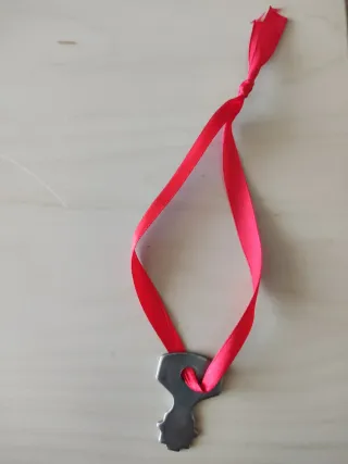 Baúl metálico vintage dorado y marrón