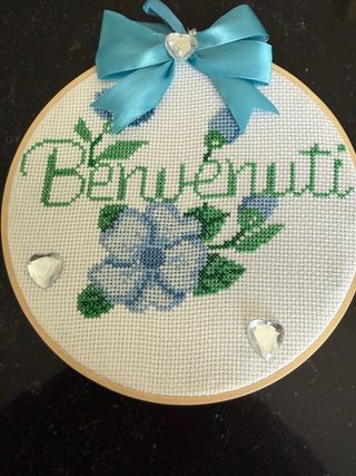 Fuori porta Benvenuti ricamato a punto croce