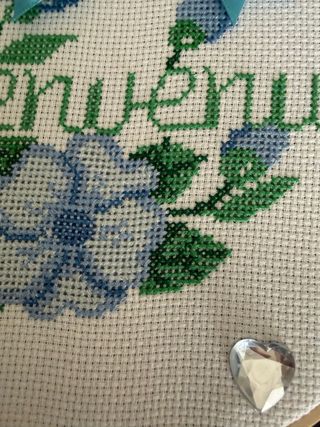 Fuori porta Benvenuti ricamato a punto croce