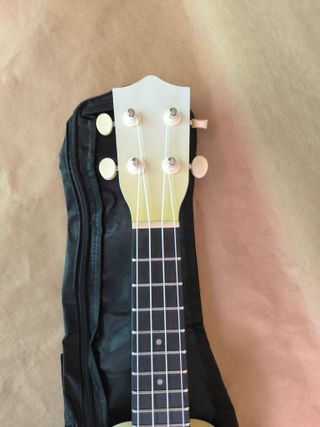 Ukelele Soprano 21" con funda - Amarillo (nuevo)