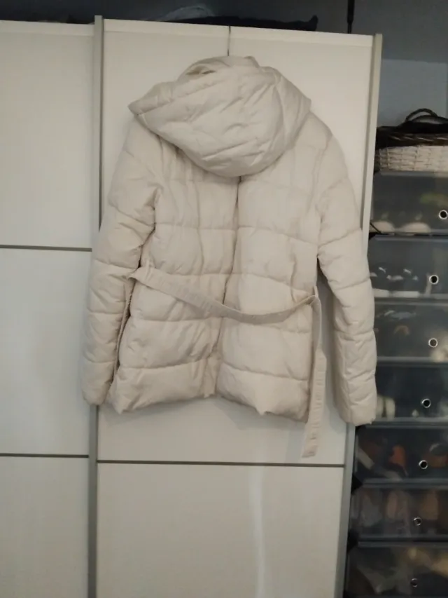 Chaqueta beige acolchada con cinturón