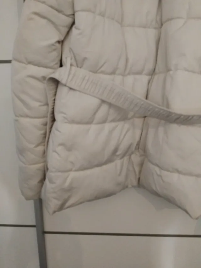 Chaqueta beige acolchada con cinturón