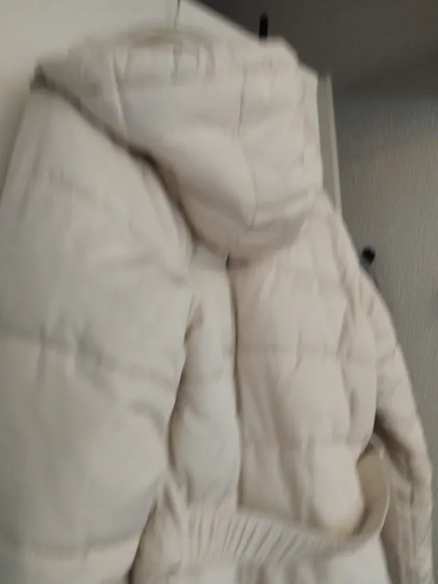 Chaqueta beige acolchada con cinturón