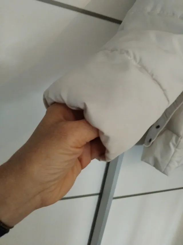 Chaqueta beige acolchada con cinturón