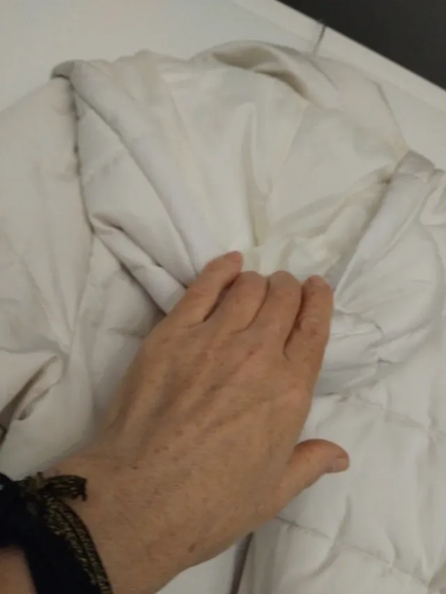 Chaqueta beige acolchada con cinturón