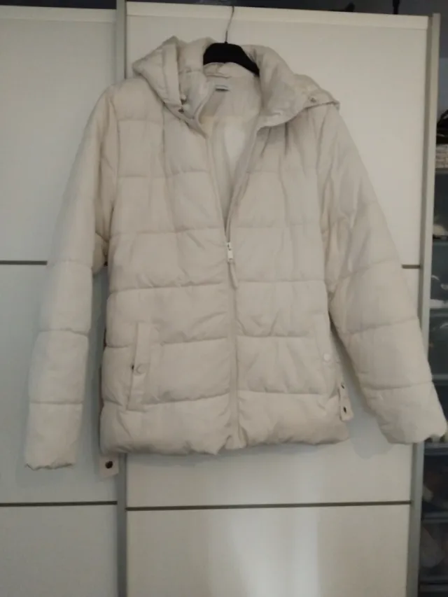 Chaqueta beige acolchada con cinturón