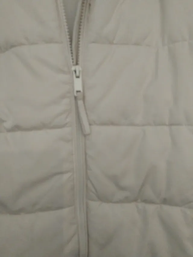 Chaqueta beige acolchada con cinturón