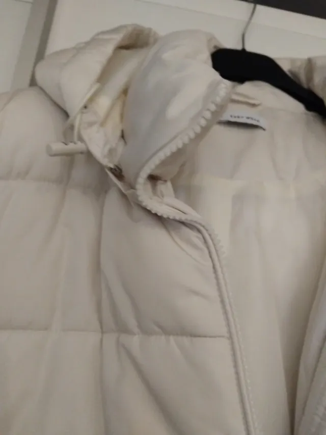 Chaqueta beige acolchada con cinturón