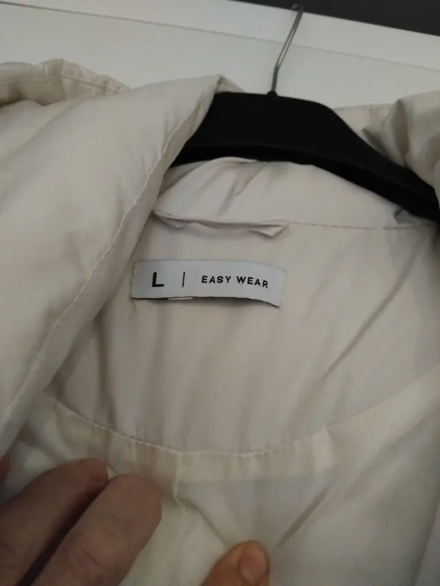 Chaqueta beige acolchada con cinturón