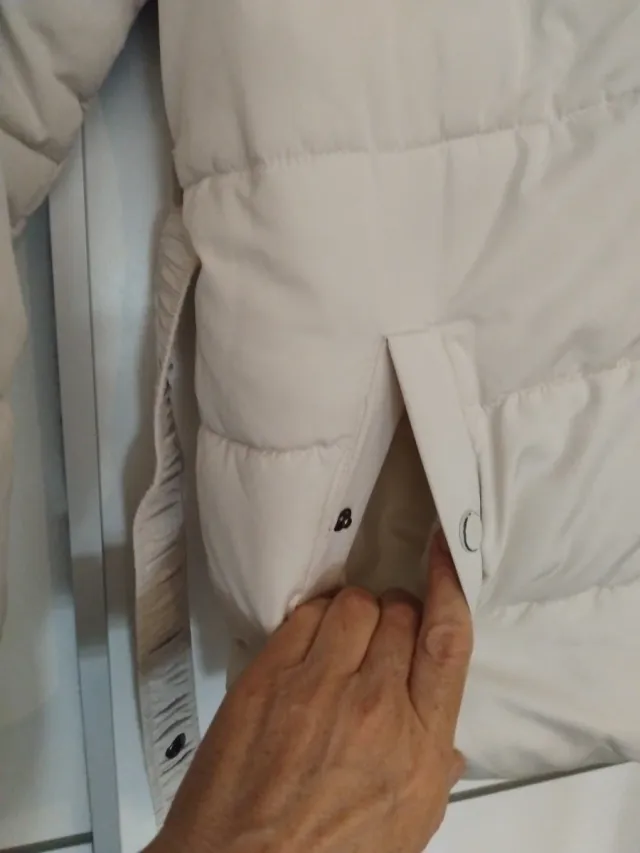 Chaqueta beige acolchada con cinturón