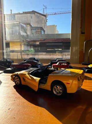 Chevrolet Corvette Amarillo.