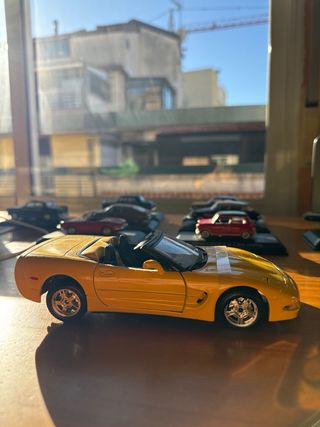 Chevrolet Corvette Amarillo.