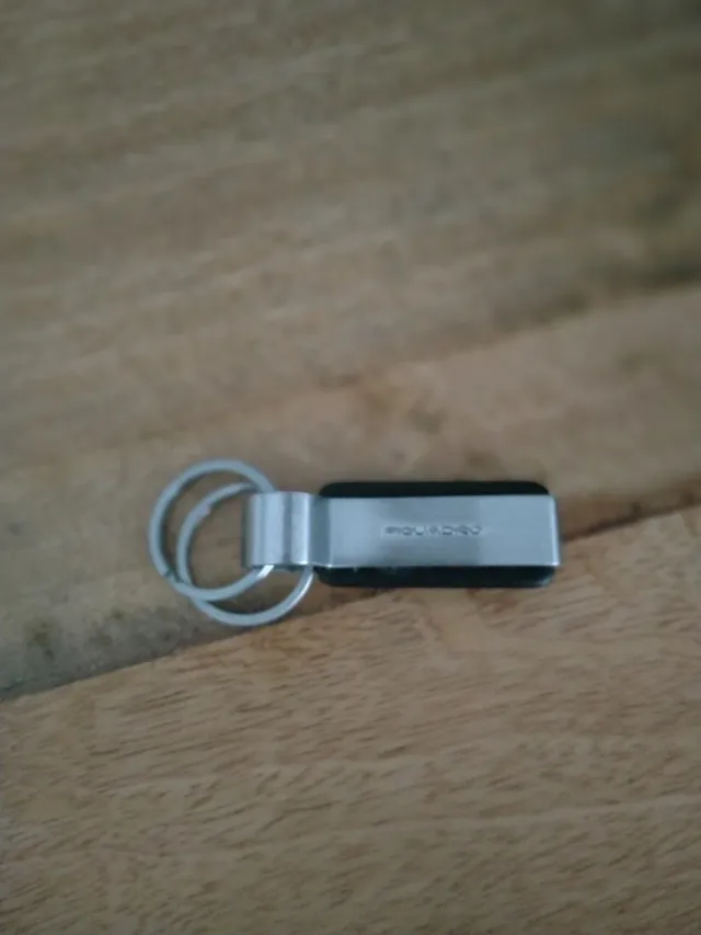 Llavero Piquadro Cuero y Acero