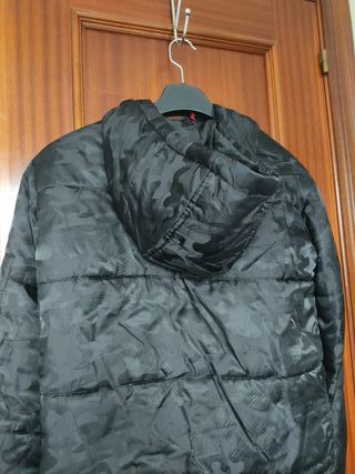 Cazadora acolchada camuflaje chica