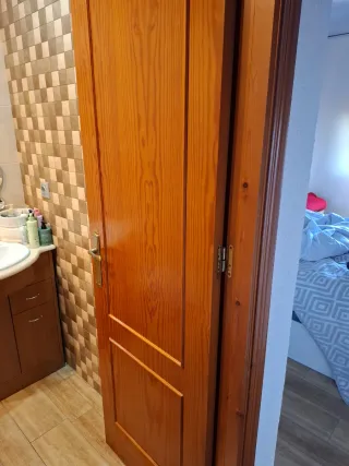 Puerta madera color miel