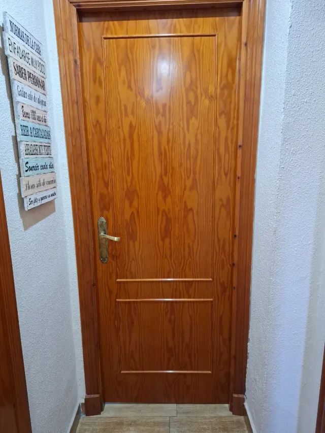 Puerta madera color miel