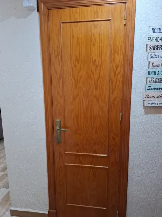 Puerta madera color miel